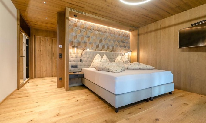 Zellberg Hotel | Guest Rated: Kashütte Hochzillertal with Pet-Friendly Stay