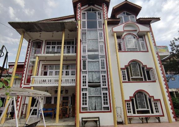 Srinagar Apartment | Discover Kashmir Paradise: Pet-Friendly Rooms Await