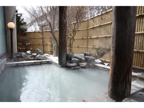 Noboribetsuonsencho Hotel | Experience Kashoutei Hanaya: Family-Friendly Getaway with Hot Tub
