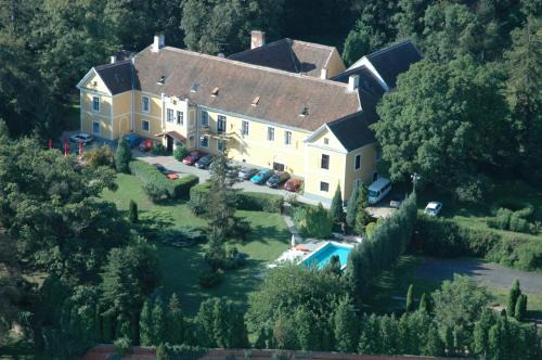 Sitke House | Discover Kastélyfogadó Sitke: Pet-Friendly Retreat by the Sea