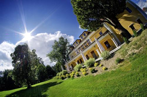 Lucivna Hotel | Family-Friendly Kastiel Lucivna with Great Guest Ratings