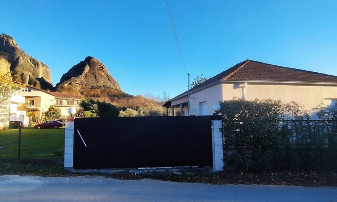 Kastraki House | Scenic Kastraki House: Enjoy Pet-Friendly Comfort
