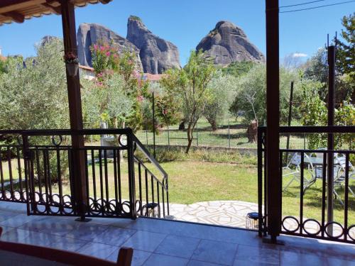 Kastraki Apartment | Pet-Friendly Kastraki House with Scenic Views Await You