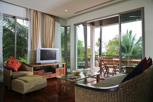 Kata Apartment | Elegant Oceanfront 2-Bedroom at Kata Gardens Resort
