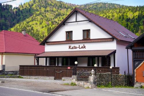 Baile Tusnad House | Guest Rated Kata - Lak: Family-Friendly with Breakfast & Kitchen