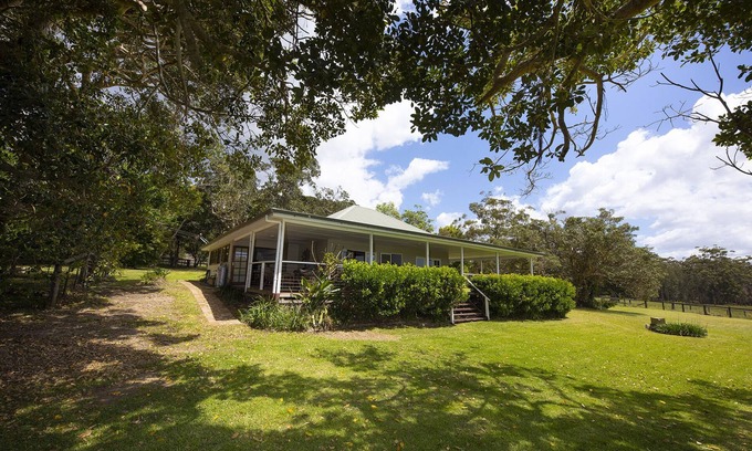 Coomba Bay House | Katandra Homestead: Lakefront Getaway with High Guest Ratings