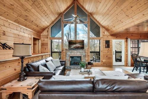 Sevierville House | Kate's Cabin: Hot Tub, Game Room & Pool Near Dollywood!