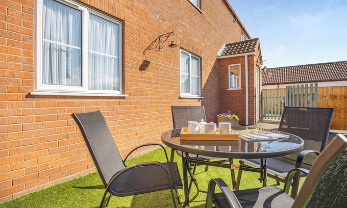 North Somercotes Cottage | Family-Friendly Getaway with On-Site Fishing & Lake Views