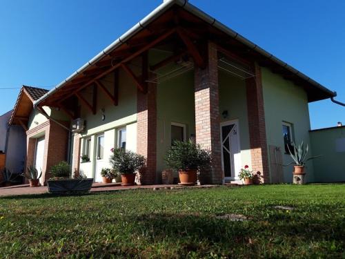 Bekescsaba House | Budget-Friendly Stay at Katica Vendégház - Family Friendly!