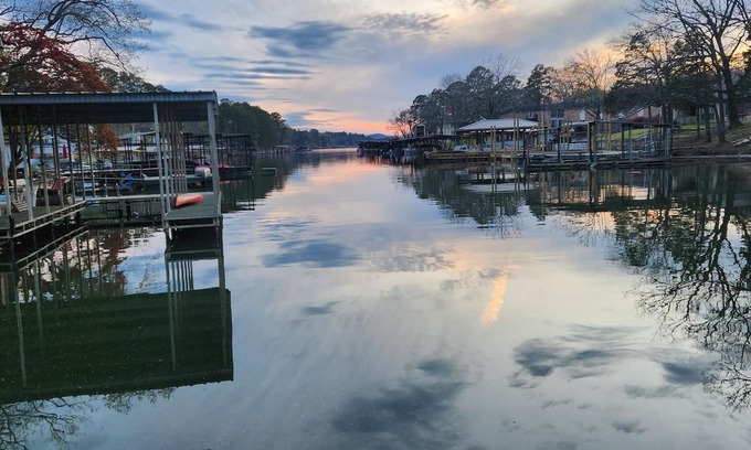 Mid America House | Katie's Waterfront Getaway: Family-Friendly with Boat Dock