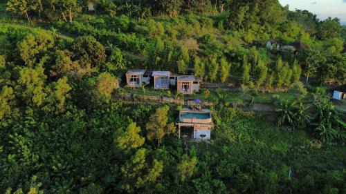 Klumpu House | Explore Katon Hills: Oceanfront Getaway with Pool Access