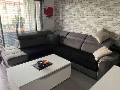 Tournon-sur-Rhone Apartment | Cozy Katy: Oceanfront Retreat with Pet-Friendly Perks