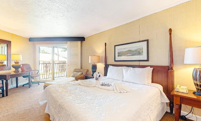 Hanamaulu House | Relax at Kauai Beach Resort with Oceanfront Pool Access