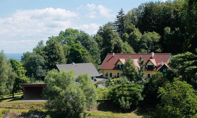 Fotschach Apartment | Pet-Friendly Kauschlerhof: Relax by the Pool & Ocean