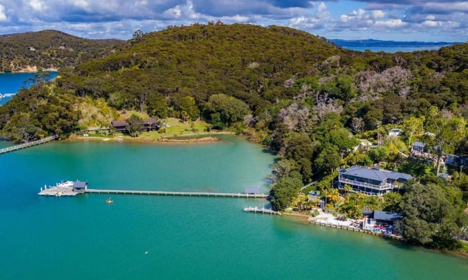 Kawau Island Resort | Elegant Kawau Lodge Master Suite with Family-Friendly Amenities