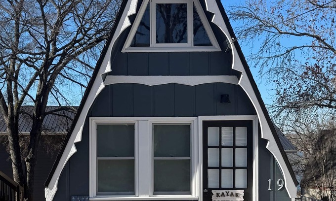 Lampe Cottage | Pet-Friendly Kayak Cottage with Pool & Breakfast Awaits