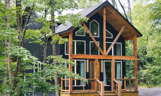 Broken Bow House | Elegant Cabin Retreat with Hot Tub & Pond Access for Pets