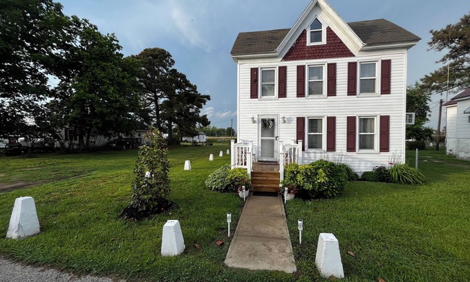Ewell House | Relaxing Retreat on Smith Island with Ocean Views & Dining