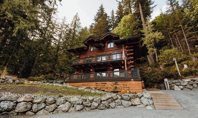 Lime Kiln House | Relaxing Retreat with Hot Tub & Beach Access at Lake Cavanaugh