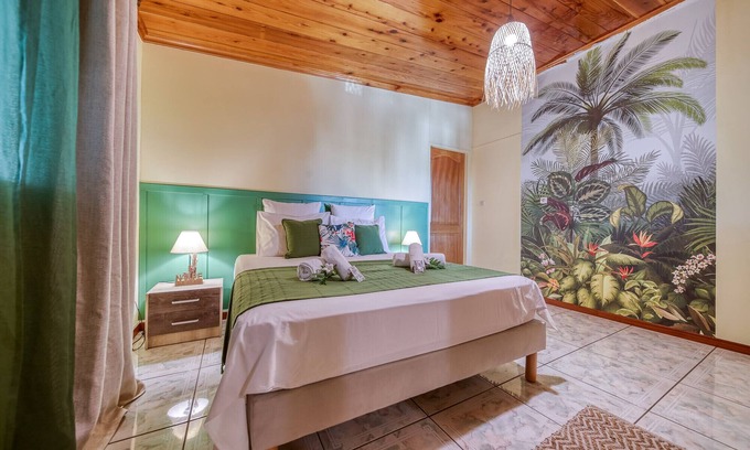 Etang Sale Les Bains Apartment | Comfortable Kaz Latania Apartment with Spa & Breakfast