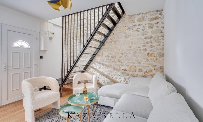 Maisons-Alfort Apartment | Modern Alfort 8 Flat with Child-Friendly Amenities
