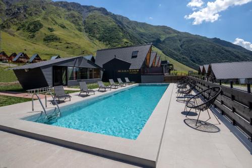 Stepantsminda Apartment | Relax at Kazbegi Targmani Cottages with Ocean Views