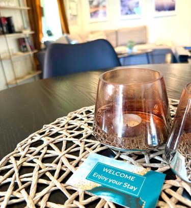 Sørvagen Apartment | Stylish KB Basement Apartment – Pet and Child Friendly Retreat