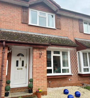 Horsham House | Pet-Friendly KB51: Cozy 2-Bed House Near London & Brighton