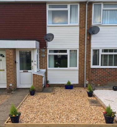 Horsham House | Pet-Friendly KB99 2 Bedroom House with London Access