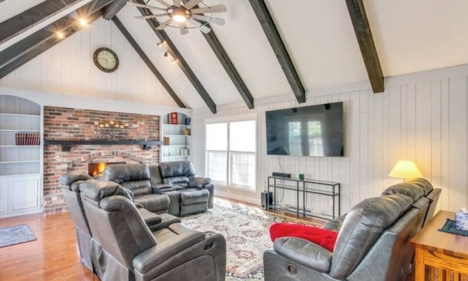 Lenexa House | Family-Friendly KC Chalet with Private Garage in Lenexa