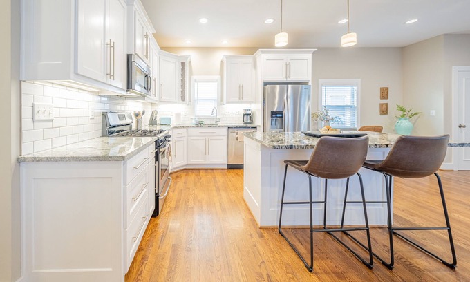 Southmoreland House | Pet-Friendly KC Gem: Renovated Home with Fenced Yard