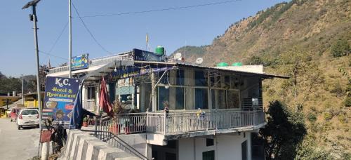 Shivanandi Hotel | Comfortable KC Hotel & Restaurant with Pet-Friendly Amenities