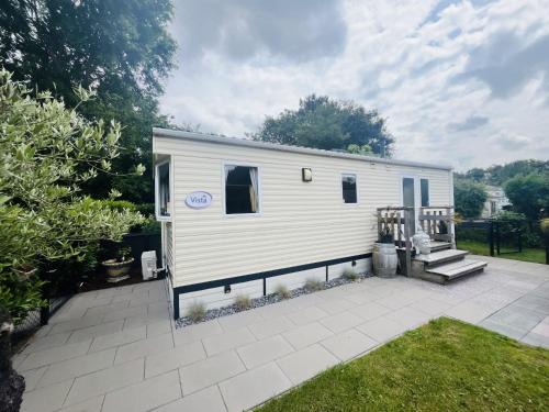Ockenburgh Ski Chalet | Pet-Friendly Retreat at Vakantiepark Kijkduin with Pool