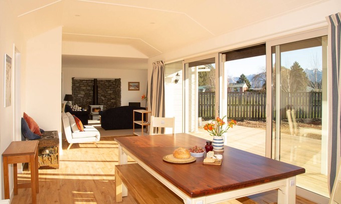 Methven House | Kea Cottage: Ideal South Island Ski Base & Summer Escape