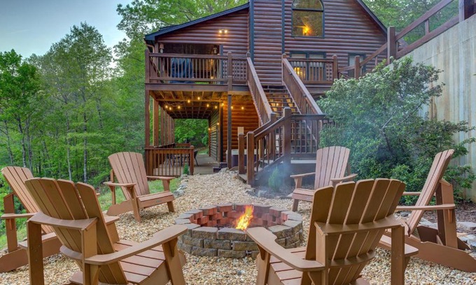 Mineral Bluff House | Pet-Friendly Kearns Acres: Family Retreat with Hot Tub