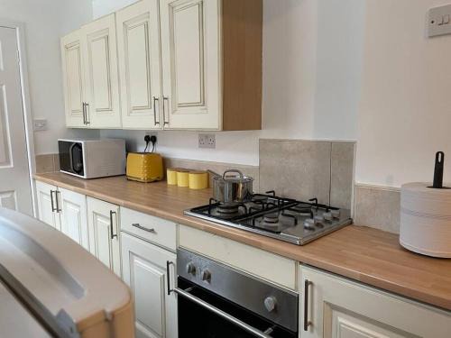 Stoke-on-Trent House | Bright and Cheerful Keary Entire House: Pet & Child Friendly