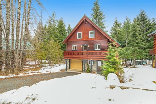 Hyak House | Family-Friendly Retreat at Keechelus Lodge Awaits You