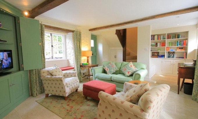 Kingham House | Discover Keen Cottage: 5-Star Family-Friendly Escape
