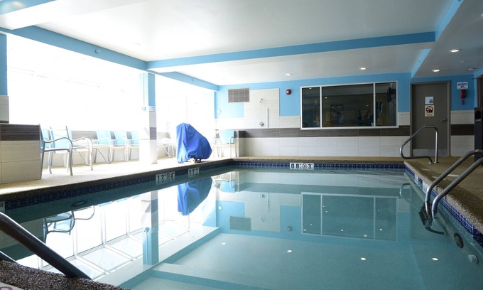 Keene Hotel | Relax at Holiday Inn Express Keene with Pool and Spa Amenities