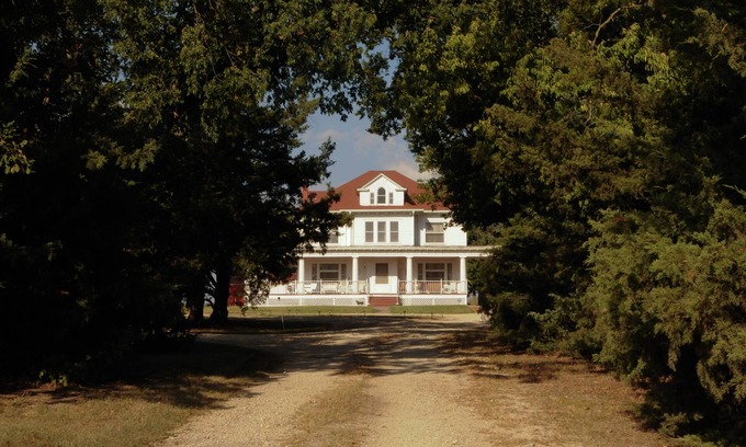 Maple Hill House | Inviting Keene Road Country Estate with Spa and Breakfast