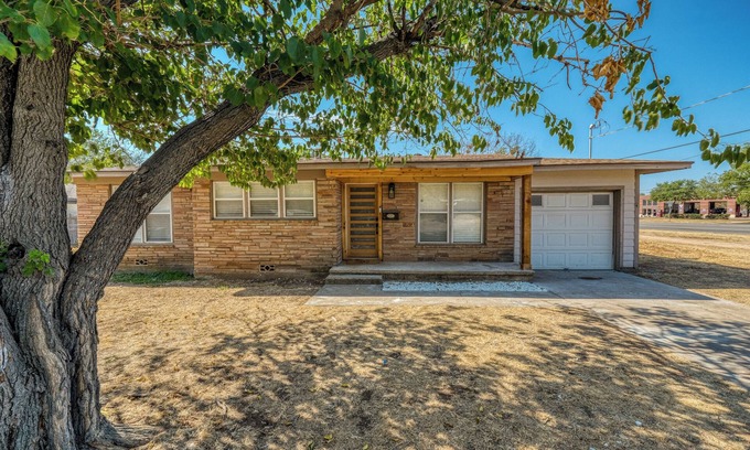 Granbury House | Experience Serenity in a Centrally Located Pet-Friendly Home