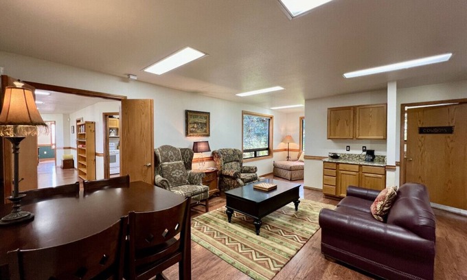 Baker City House | Keeper of the Valley, Pickleball! Large 5 Bdrm, Sleeps 10, Local Golfing 10% Off