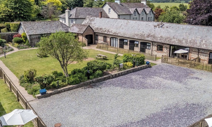 Blandford Forum Cottage | Pet-Friendly Getaway at Keepers Cottage with Pool & Breakfast