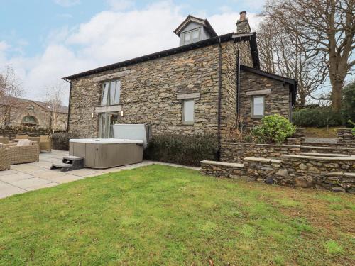 Penny Bridge House | Exceptional Keepers Cottage: Child-Friendly Retreat with 10/10 Score
