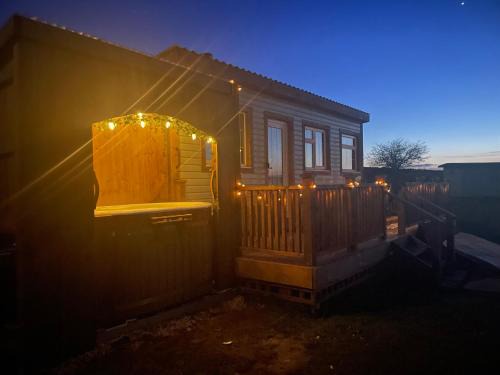 Great Fryup Dale Ski Chalet | Explore Keepers Shepherd Hut with Private Hot Tub & Pets Welcome