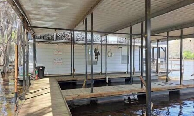 Uncertain Boat Rental | Experience Caddo Lake Houseboat: Rated 10/10, Breakfast Included