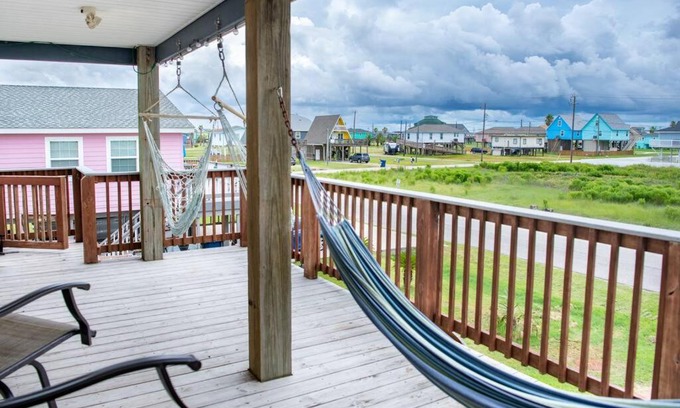 Surfside Beach House | Stay at Keepin' It Salty! Pet-Friendly 4-Star Accommodations