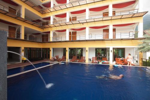 Ko Chang Hotel | Beachfront Retreat at Keeree Ele Resort with Pool Access