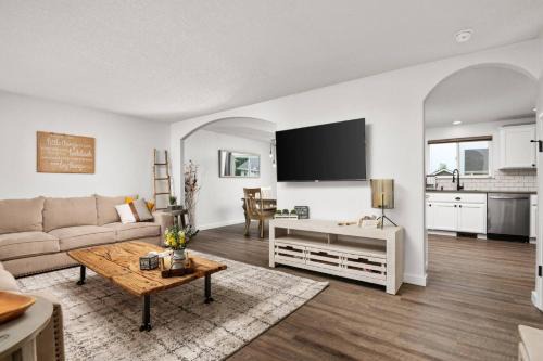 Dundee House | Pet-Friendly Kef House with Hot Tub and Family Amenities