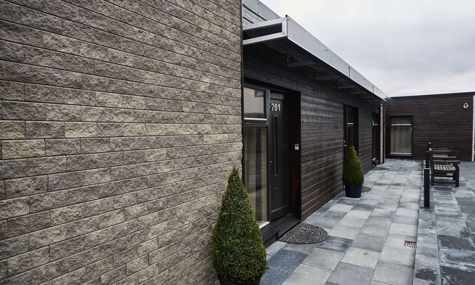 Innri-Njarthvik House | Inviting Keflavik Micro Suites with Breakfast & Kitchen Access